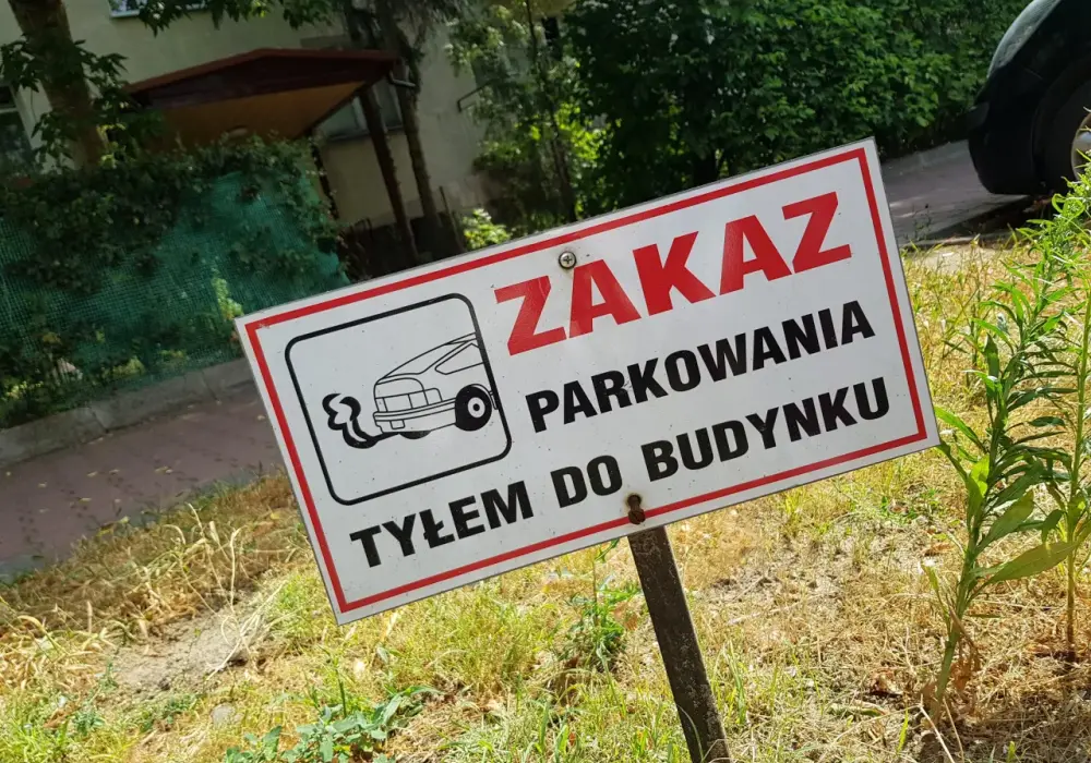 Czy można parkować tyłem do budynku? Sprawdź przepisy i kary