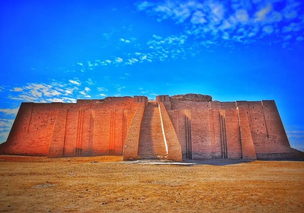 Ziggurat - schodkowa świątynia, która uczy architektury dziś