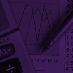 Kalkulator z przyciskiem "TAX RATE" i "TAX+", wykres, długopis i arkusz z danymi finansowymi, pcc-3/a.