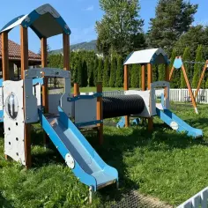 Kolorowy plac zabaw z tunelem i zjeżdżalniami. Czy taki plac zabaw wymaga pozwolenia na budowę?