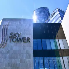 Wrocławski Sky Tower, najwyższy budynek we Wrocławiu, lśni w słońcu.