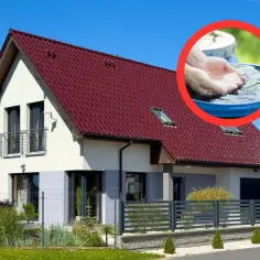 Nowoczesny dom z czerwonym dachem, w okręgu dłonie czerpiące wodę z beczki. To może być część programu "Moja woda".
