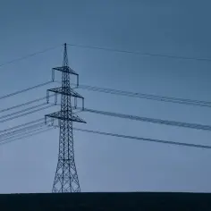 Ile wynosi odszkodowanie za słupy energetyczne na działce? Sprawdź!