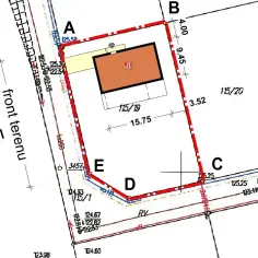 Fragment mapy geodezyjnej z zaznaczonym budynkiem i wymiarami działki. Różne rodzaje map pomagają w planowaniu przestrzennym.