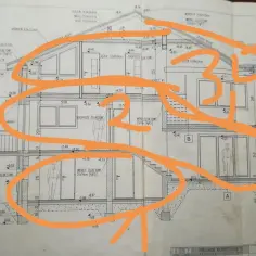 Plan architektoniczny z zaznaczoną powierzchnią zabudowy, przedstawiający przekrój budynku z wymiarami i detalami konstrukcyjnymi.