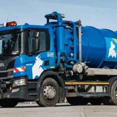 Niebieska cysterna BYŚ Recycling gotowa do akcji. Szukasz informacji o wywóz szamba cena? Ten pojazd to gwarancja profesjonalnej usługi.
