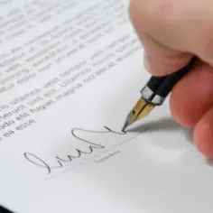 Kto płaci za notariusza przy wynajmie mieszkania? Ważne informacje