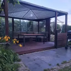 Przytulna działka rekreacyjna z zadaszoną altaną, wygodnymi sofami, stołem, hamakiem i grillem. Idealne miejsce na relaks.