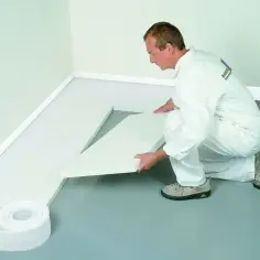 Pracownik układa płyty EPS, materiał izolacyjny. To rozwiązanie, co to jest EPS, wyjaśnia się samo.