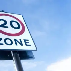 Kto stawia znaki drogowe na osiedlu? Poznaj odpowiedzialnych za to!