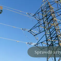 Wysoki słup na działce, który stoi tam od ponad 30 lat, z przewodami energetycznymi na tle błękitnego nieba.