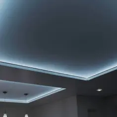 Nowoczesny sufit napinany z podświetleniem LED. Wady? Brak widocznych połączeń, idealnie gładka powierzchnia.