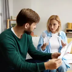 Para omawia rachunki, zastanawiając się, kiedy można wymeldować członka rodziny.