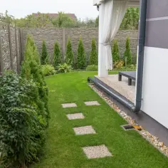 System odprowadzenia wody z rynien na trawnik zapewnia suchy i zadbany ogród.