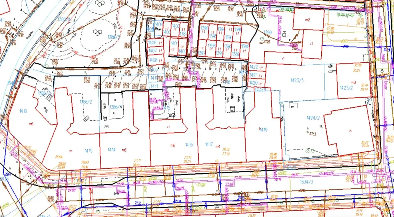 Plan zagospodarowania przestrzennego (mpzp) z zaznaczonymi działkami, budynkami i wysokościami.