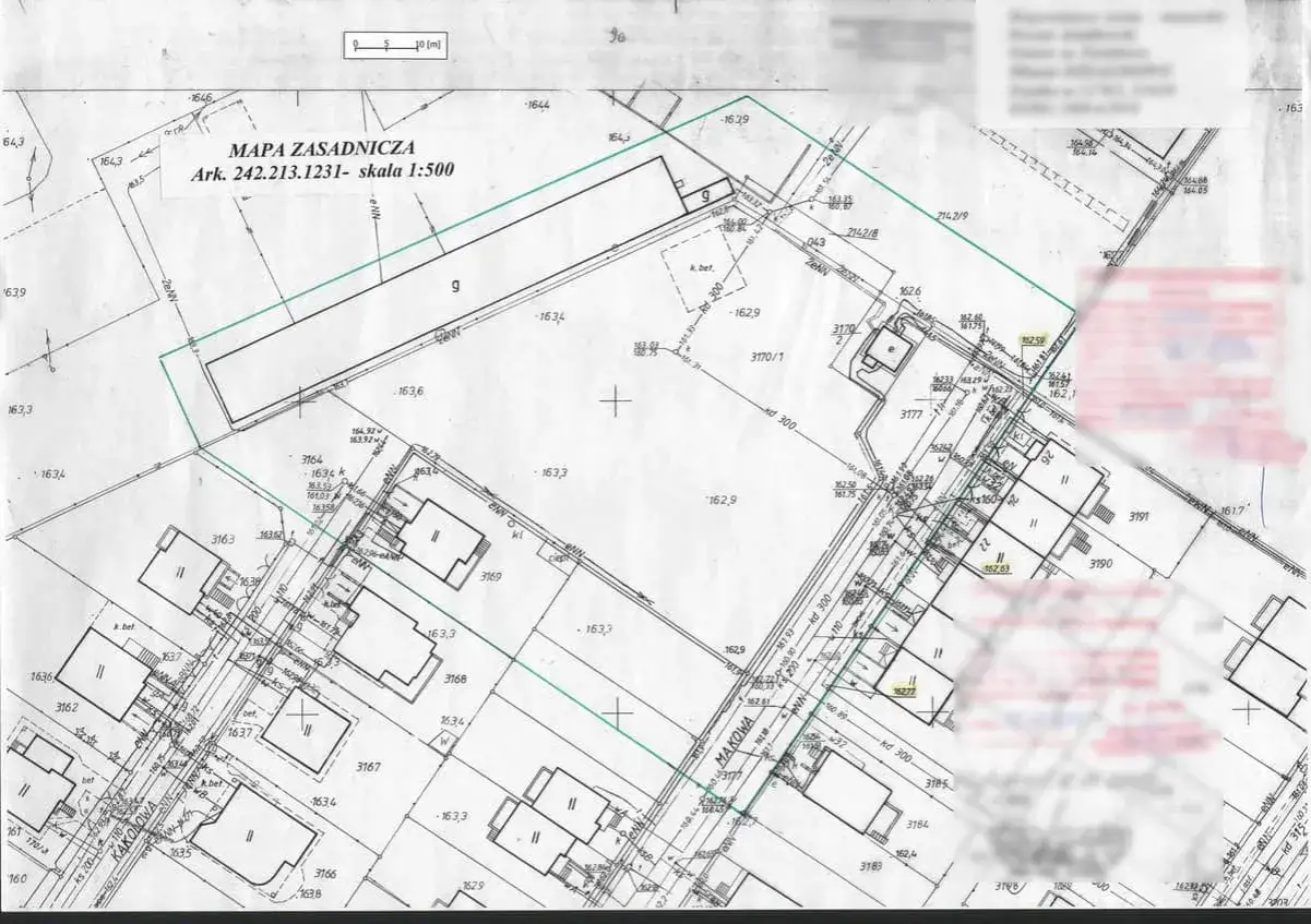 Mapa ewidencyjna z zaznaczonymi budynkami, drogami i granicami działek. Widoczne numery działek i wysokości terenu.