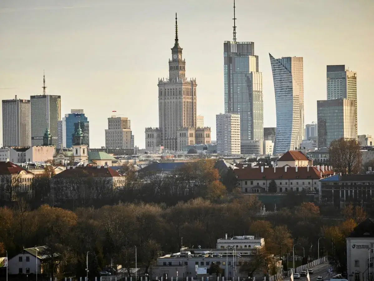 Warszawski krajobraz z Pałacem Kultury, który kiedyś był najwyższym budynkiem w Europie, oraz nowoczesnymi wieżowcami.