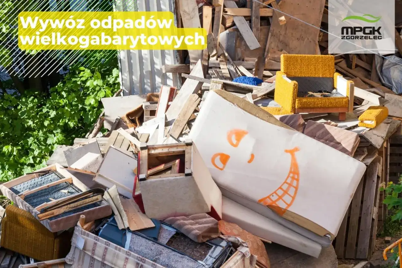 Góra odpadów wielkogabarytowych: stare meble, materace, deski. Na jednym z materacy namalowana uśmiechnięta buźka.