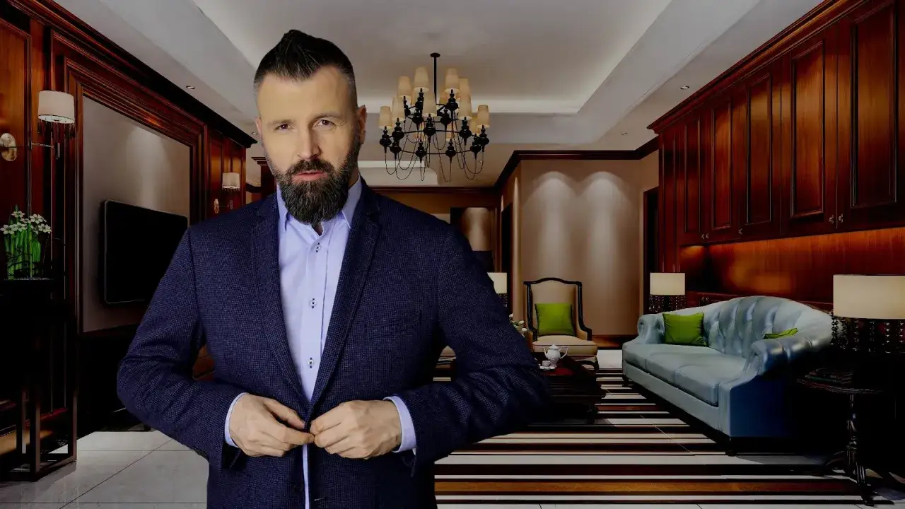Mężczyzna w garniturze w eleganckim wnętrzu. Chcesz wiedzieć, jak zostać agentem nieruchomości? Ten obraz może być inspiracją.