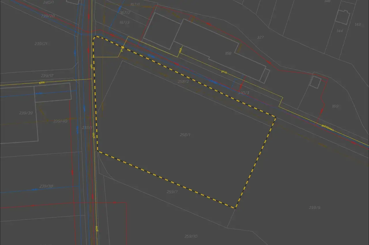 Mapa zasadnicza z zaznaczonymi działkami, drogami i sieciami. Widoczne numery ewidencyjne działek, np. 258/1, 259/7, 239/20.