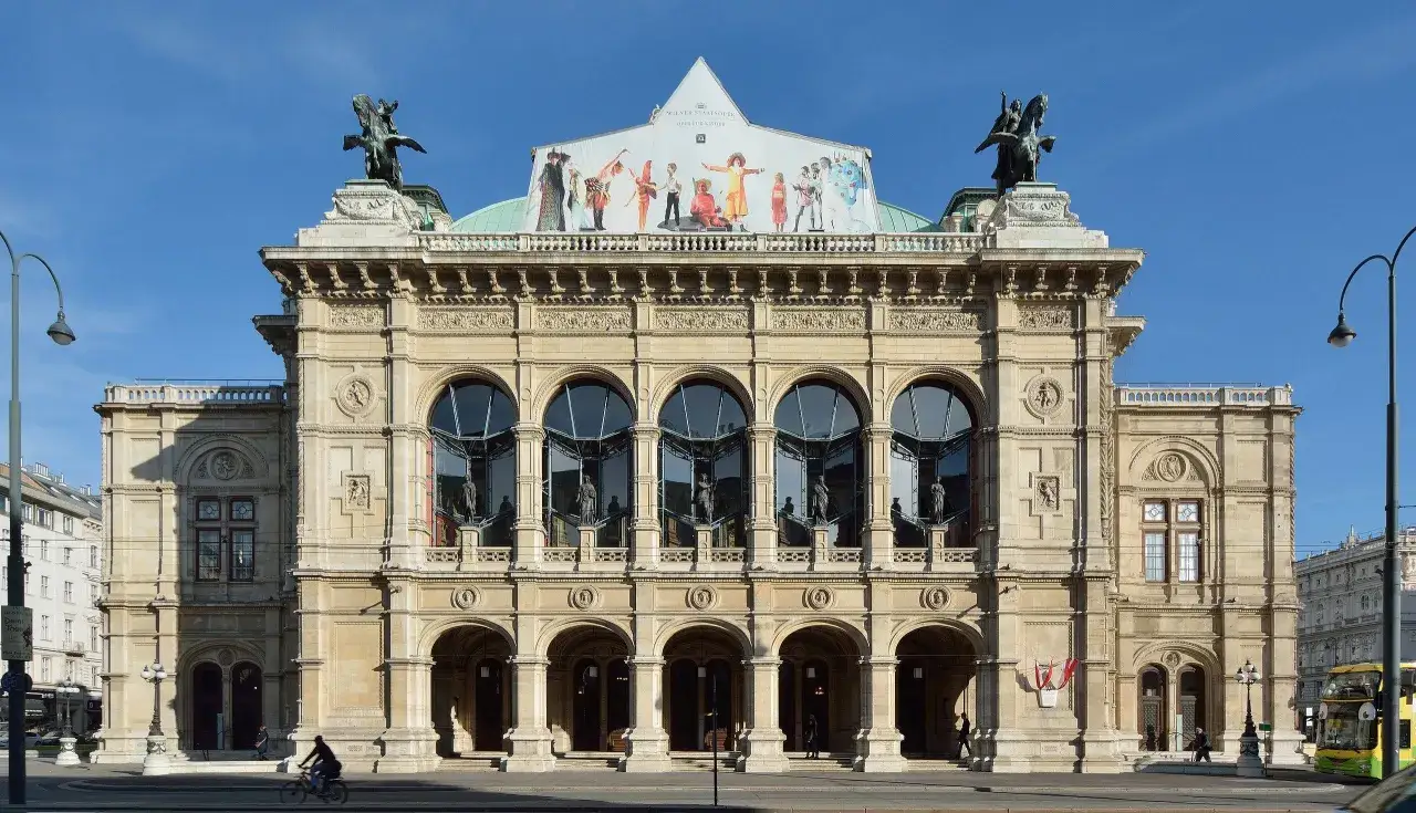 Wiedeńska Opera Państwowa, przykład historyzmu, z rzeźbami i banerem 