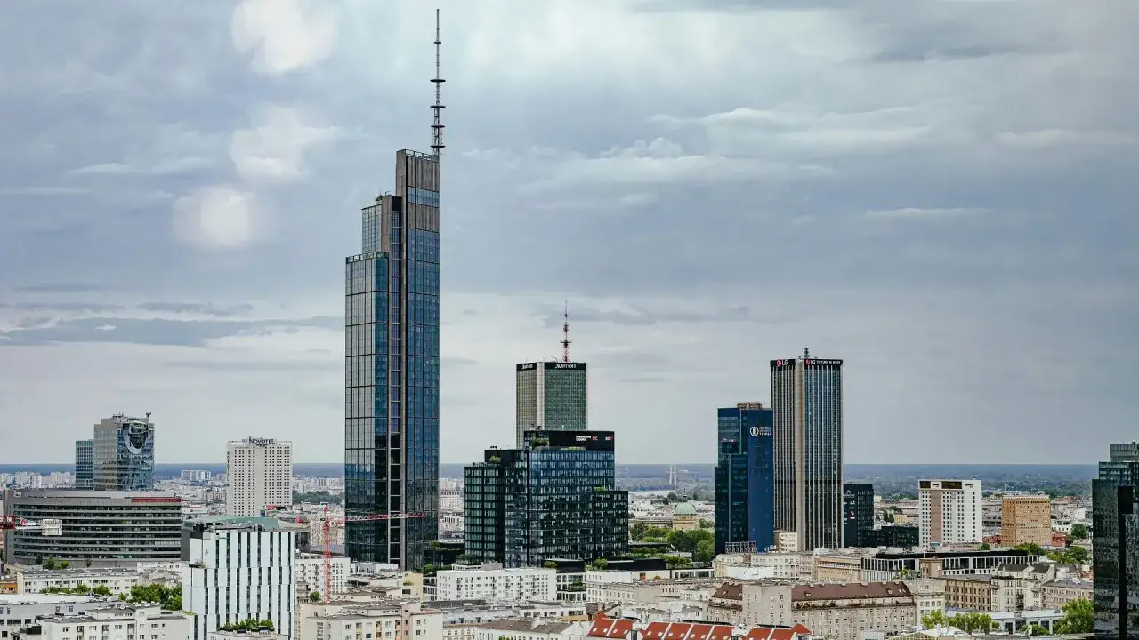 Warszawski drapacz chmur, najwyższy budynek w Polsce, góruje nad panoramą miasta.