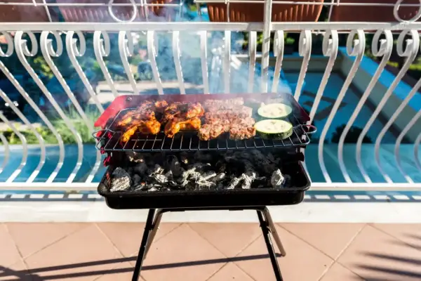 Grill na balkonie - Czy to legalne i bezpieczne? Sprawdź!