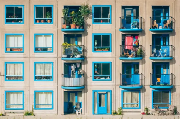 Loggia a balkon - Czym się różnią i co lepiej wybrać w bloku?